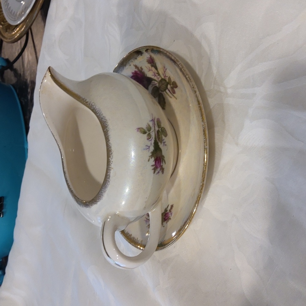VTG iridescent creamer-gold trim